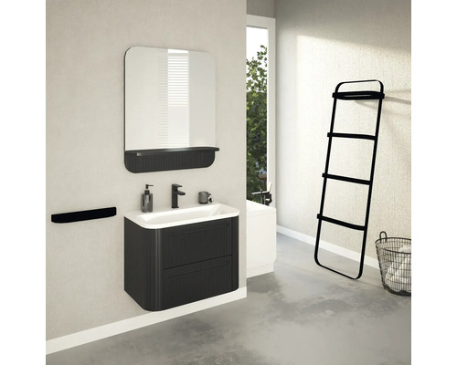 Kúpeľňa s umývadlom, zrkadlom, držiakom na uteráky a rebríkom na uteráky