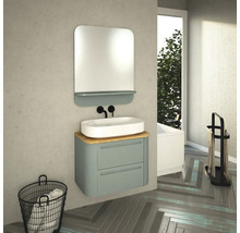 Moderná kúpeľňa s umývadlom, zrkadlom a košom na uteráky