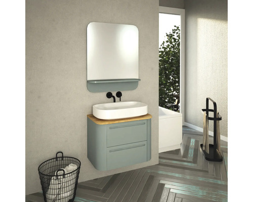 Moderná kúpeľňa s umývadlom, zrkadlom a košom na uteráky