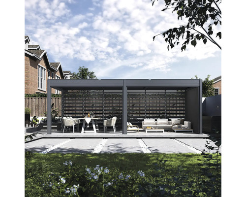 Terasa s pergolou, záhradným stolom a záhradným nábytkom vo vonkajšom prostredí