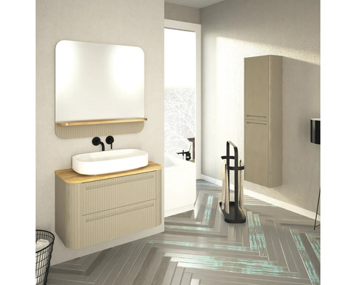 Kúpeľňa s umývadlovou skrinkou, zrkadlom, vysokou skriňou a vaňou