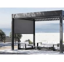 Pergola so spustenou bočnou stenou a záhradným nábytkom na terase
