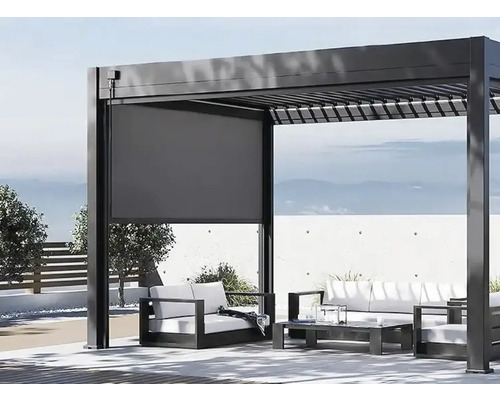 Pergola so spustenou roletou a sedením vonku