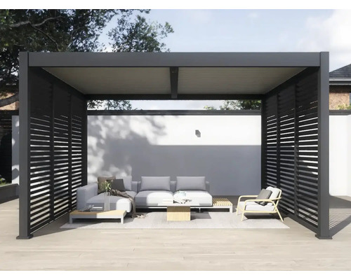Moderné záhradné posedenie s pergolou, záhradným nábytkom a lamelovými stenami po stranách