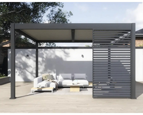 Pergola s lamelovou stenou a sedacou súpravou v záhrade