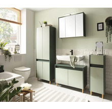 Svetlá kúpeľňa s umývadlom, zrkadlovou skrinkou, vysokou komodou a spodnou skrinkou