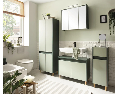 Svetlá kúpeľňa s umývadlom, zrkadlovou skrinkou, vysokou komodou a spodnou skrinkou