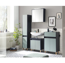 Svetlá kúpeľňa s umývadlovou skrinkou, zrkadlovou skrinkou a vysokou skrinkou v modernom dizajne