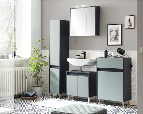 Svetlá kúpeľňa s umývadlovou skrinkou, zrkadlovou skrinkou a vysokou skrinkou v modernom dizajne