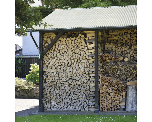 Sklad dreva s naskladaným palivovým drevom a trieskami