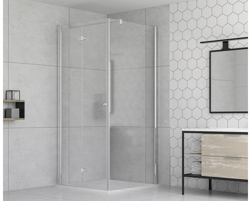 Kúpeľňa so skleneným sprchovacím kútom, umývadlom a zrkadlom