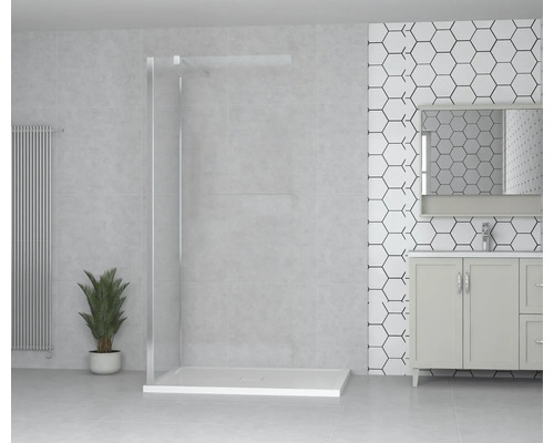 Svetlá kúpeľňa s rovnou sprchou, skrinkou pod umývadlo a dekoratívnym obkladom stien.