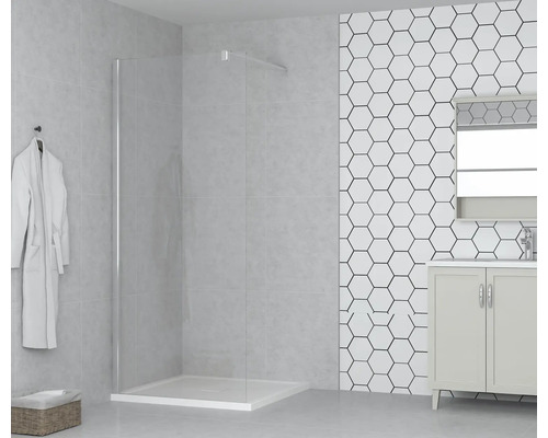 Príklad kúpeľne so sprchovacím kútom, umývadlovou skrinkou, zrkadlom a uterákom