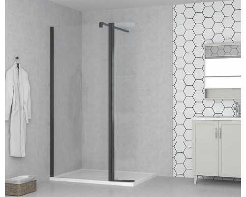 Kúpeľňa so sprchovacím kútom s čiernym rámom, umývadlom a bielym županom