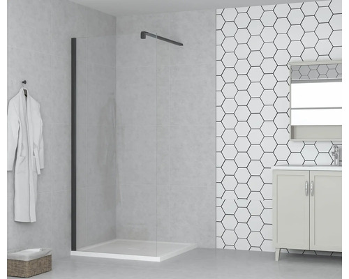 Kúpeľňa so sprchovacím kútom, skrinkou pod umývadlo a zrkadlom