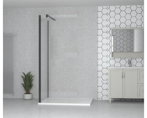 Kúpeľňa s walk-in sprchou, umývadlovou skrinkou a radiátorom