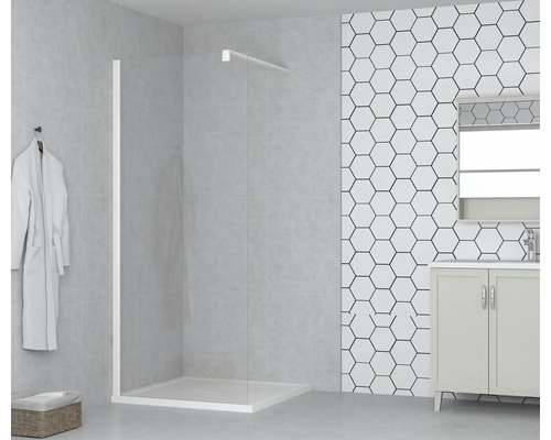 Moderná kúpeľňa so sprchovacou zástenou, umývadlom a zrkadlom