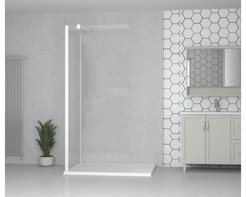 Kúpeľňa so sprchovacou zástenou, skrinkou pod umývadlo a zrkadlom