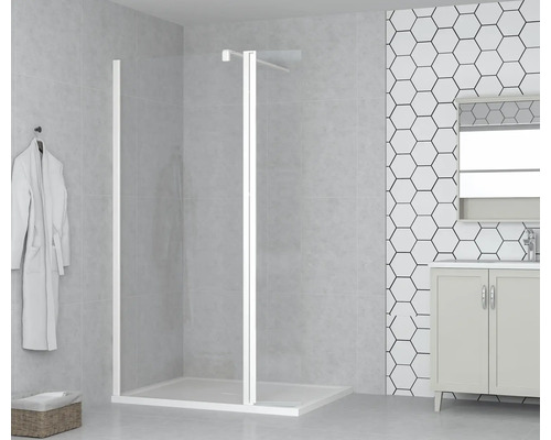 Kúpeľňa so sprchovou zástenou, umývadlom a uterákom