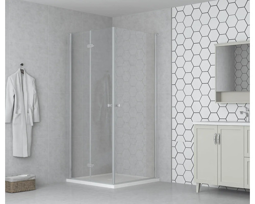 Sprchovací kút s čírym sklom vo svetlej kúpeľni