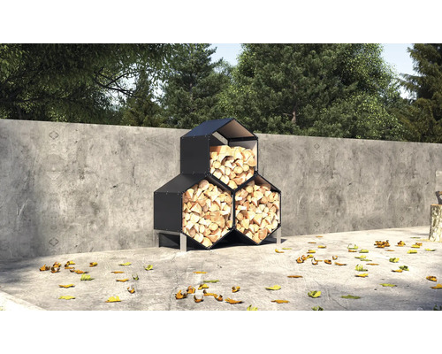 Regál na uskladnenie dreva s polenami v záhrade