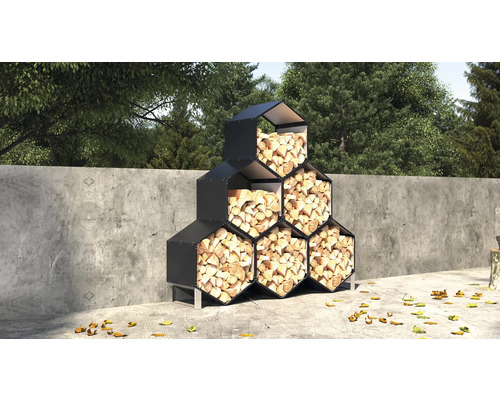 Regál na drevo so šesťuholníkovými priehradkami naplnenými palivovým drevom vo vonkajšom prostredí