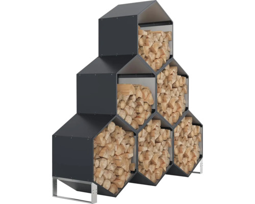 Kovový regál na drevo naplnený palivovým drevom