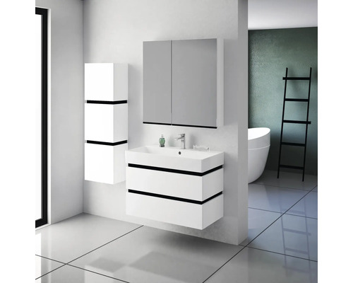 Moderná kúpeľňová súprava s umývadlom, zrkadlovou skrinkou a vysokou skriňou v jednoduchom dizajne