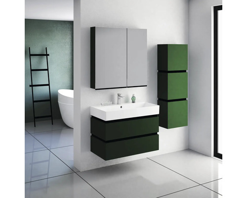 Moderná kúpeľňa s umývadlom, zrkadlovou skriňou a policou