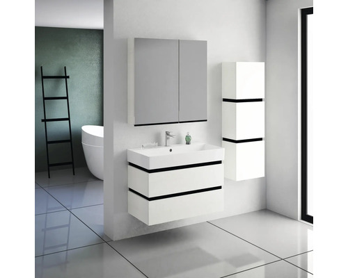 Moderná kúpeľňa s umývadlom, zrkadlovou skrinkou a vysokou skrinkou v bielej a šedej farbe