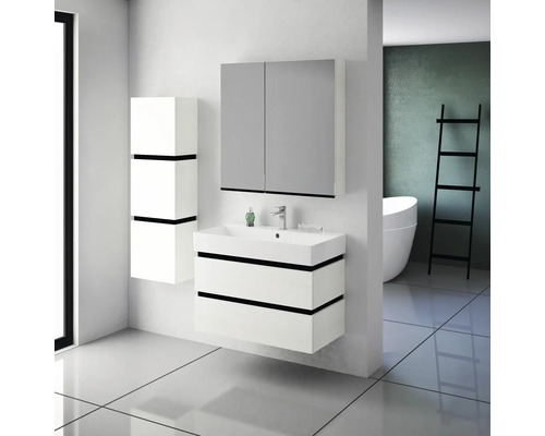 Moderná kúpeľňa s umývadlom, zrkadlovou skrinkou a vysokou skrinkou