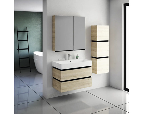 Moderná kúpeľňa s umývadlom, zrkadlovou skrinkou a vysokou skriňou vo vzhľade dreva