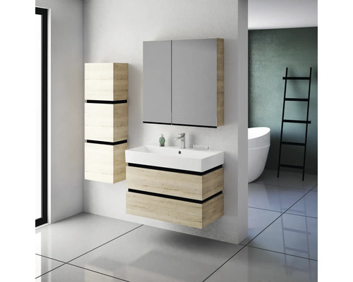 Kúpeľňa s umývadlom, zrkadlovou skriňou a vysokou skriňou vo svetlom drevenom dekore