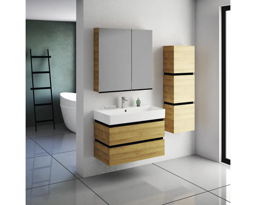 Moderná kúpeľňa s umývadlovou skrinkou, zrkadlovou skrinkou a vysokou skrinkou vo vzhľade dreva