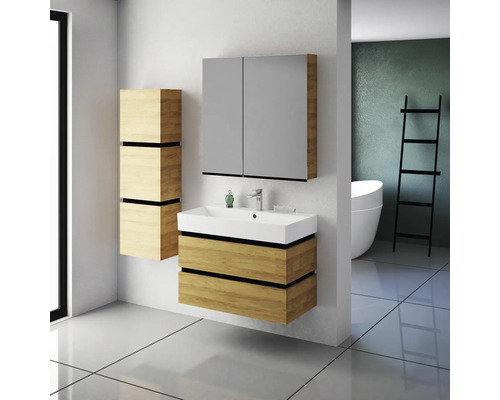 Kúpeľňa s umývadlom, zrkadlovou skrinkou a vysokou skrinkou vo vzhľade dreva