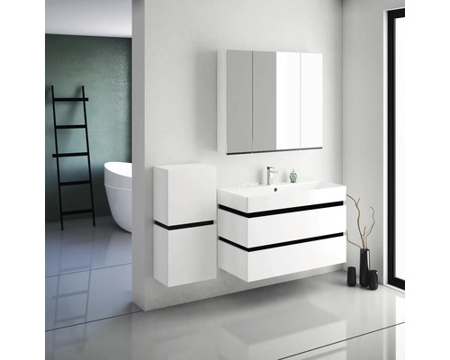 Kúpeľňa s umývadlom, zrkadlovou skrinkou a regálom