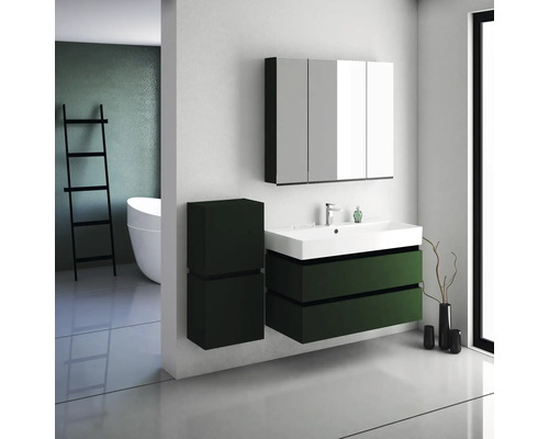 Moderná kúpeľňa s umývadlom, spodnou skrinkou, zrkadlovou skrinkou a regálom