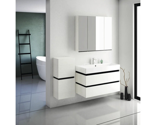 Moderná kúpeľňa s umývadlovou skrinkou, zrkadlovou skrinkou a prídavným skrinkovým prvkom.