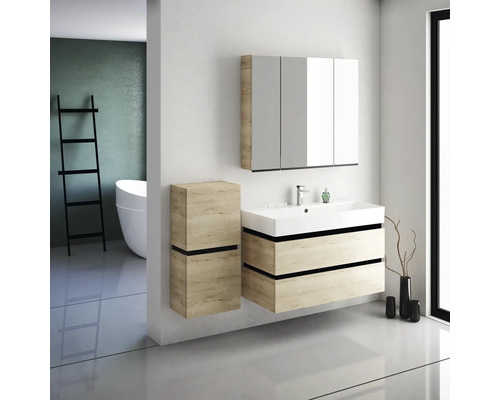 Kúpeľňa s umývadlom, zrkadlovou skrinkou a vysokou skrinkou