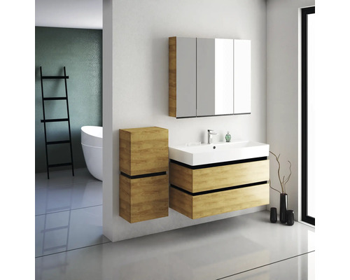 Kúpeľňa s umývadlom, zrkadlovou skrinkou a stoličkou