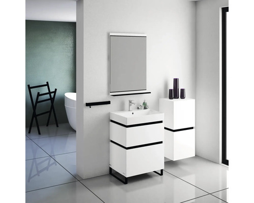 Moderná kúpeľňa s umývadlovou skrinkou, zrkadlom a držiakom na uteráky