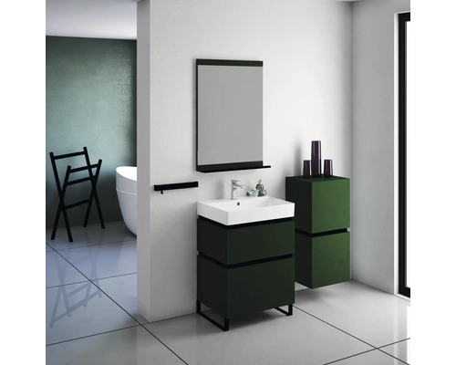 Kúpeľňa s umývadlom, zrkadlom, držiakom na uteráky a vaňou