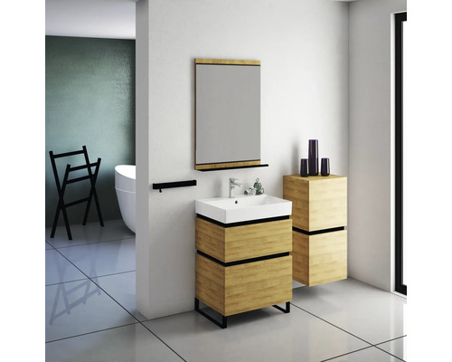 Kúpeľňa s umývadlovou skrinkou, zrkadlom a držiakom na uteráky