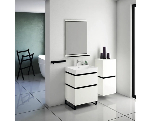 Kúpeľňa s umývadlom, zrkadlom, držiakom na uteráky a vaňou