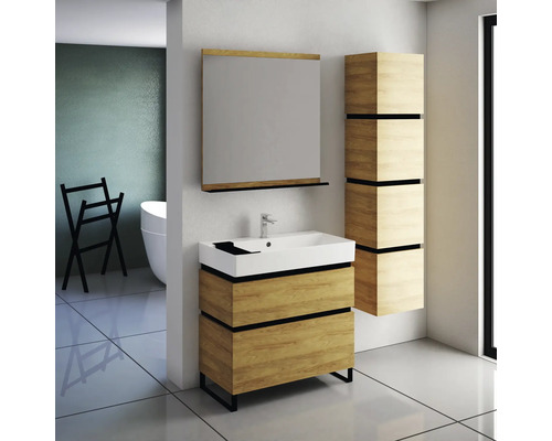 Kúpeľňa s umývadlom, zrkadlom a vysokou skriňou vo vzhľade dreva a s čiernymi akcentmi