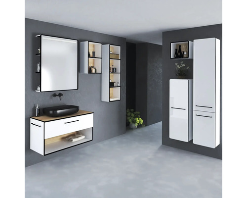 Moderná kúpeľňa s umývadlom, zrkadlom, závesnými skrinkami a úložnými riešeniami