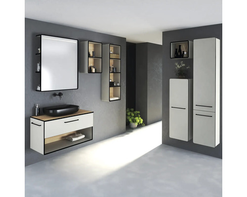 Svetlá kúpeľňa s umývadlom, zrkadlom, závesnými skrinkami a vysokými skrinkami v modernom dizajne