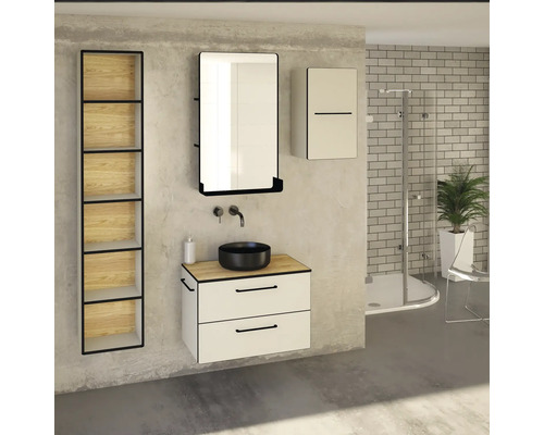 Interiér kúpeľne s umývadlom, zrkadlom, regálom a sprchou