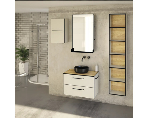 Moderná kúpeľňa s umývadlom, zrkadlovou skrinkou a regálom