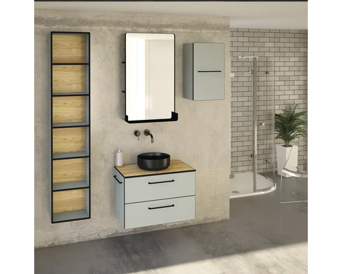 Kúpeľňa s umývadlom, zrkadlom, skrinkou a policami